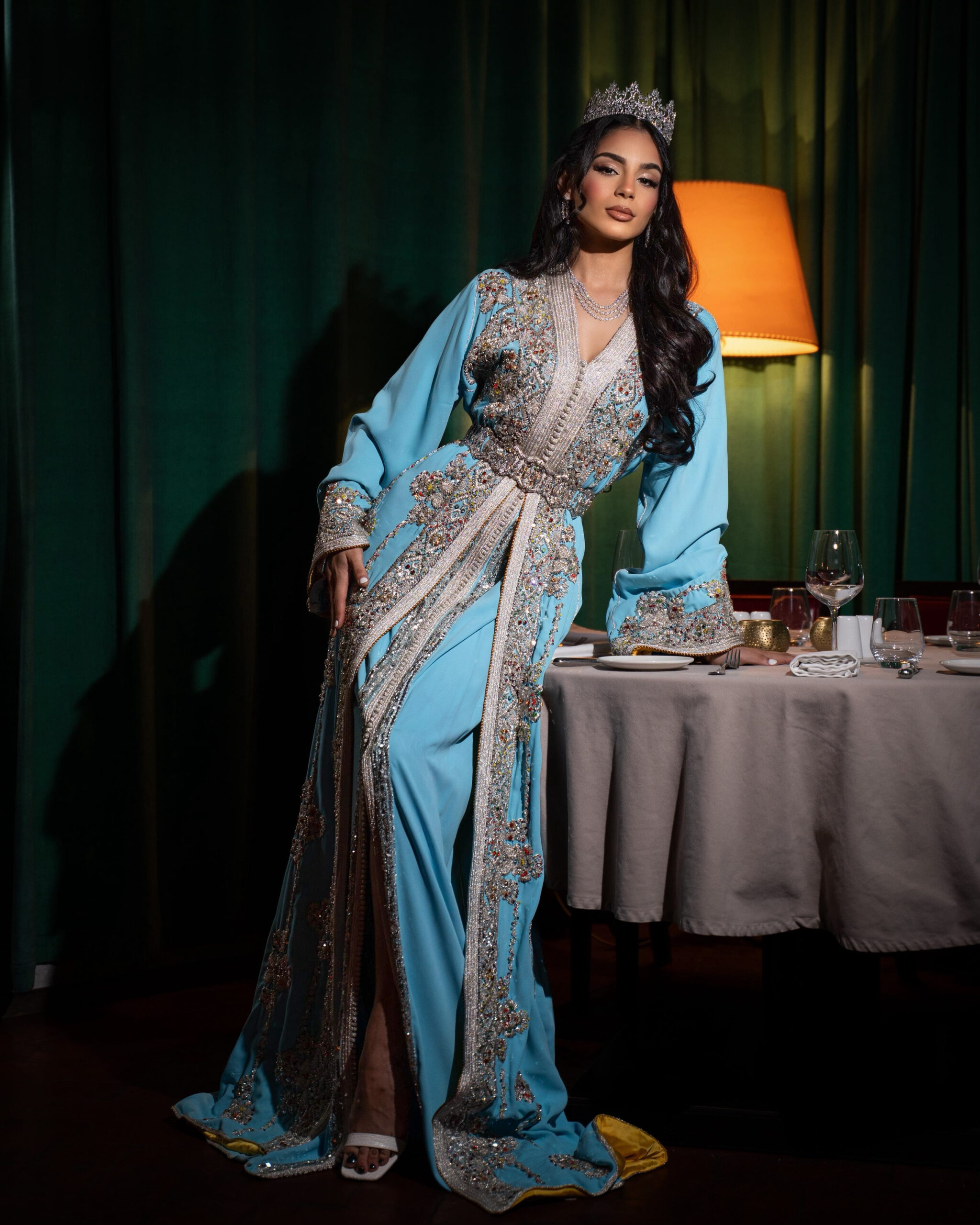 blauwe haute couture kaftan met zilver afwerking